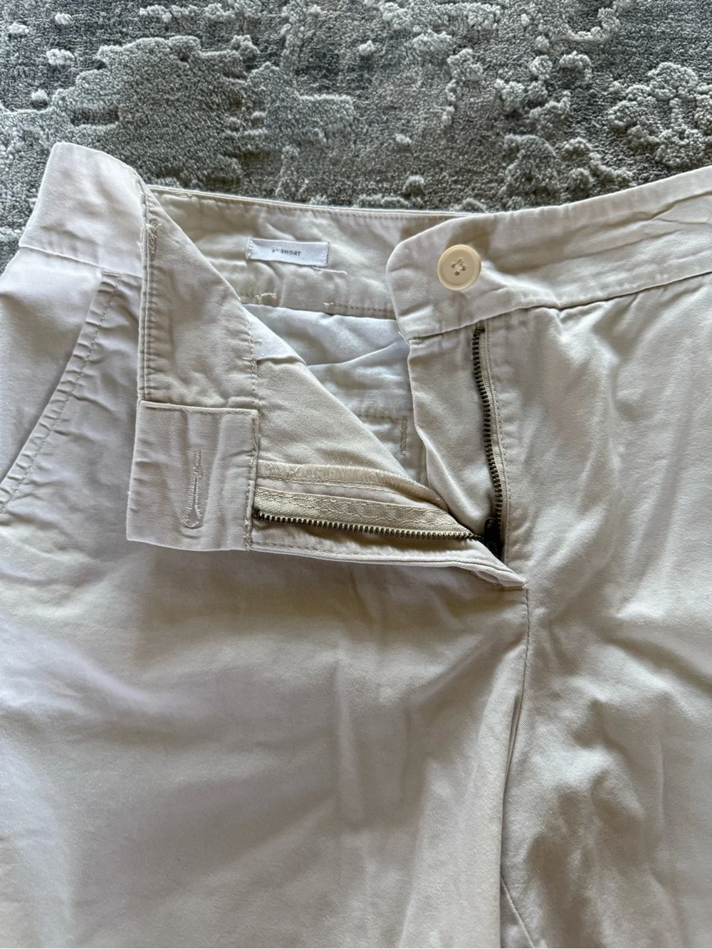Loft Women's Classic Mid-Rise 6” Cream Cotton Shorts size 8